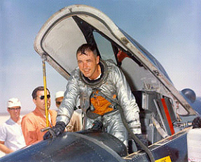 Pilot USAF Robert M. White vystupuje z kabiny letounu X-15
